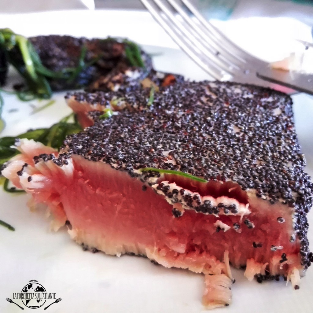 piatto finale - tonno rosso in crosta di papavero