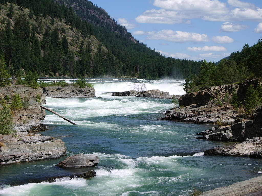 Ecco le Cascate di Kootenai nei pressi di Libby nel Montana, USA. Per la drammatica sequenza filmata qui ci sono voluti dieci giorni. Si tratta della stessa location del film del 1994 The River Wild con Meryl Streep.