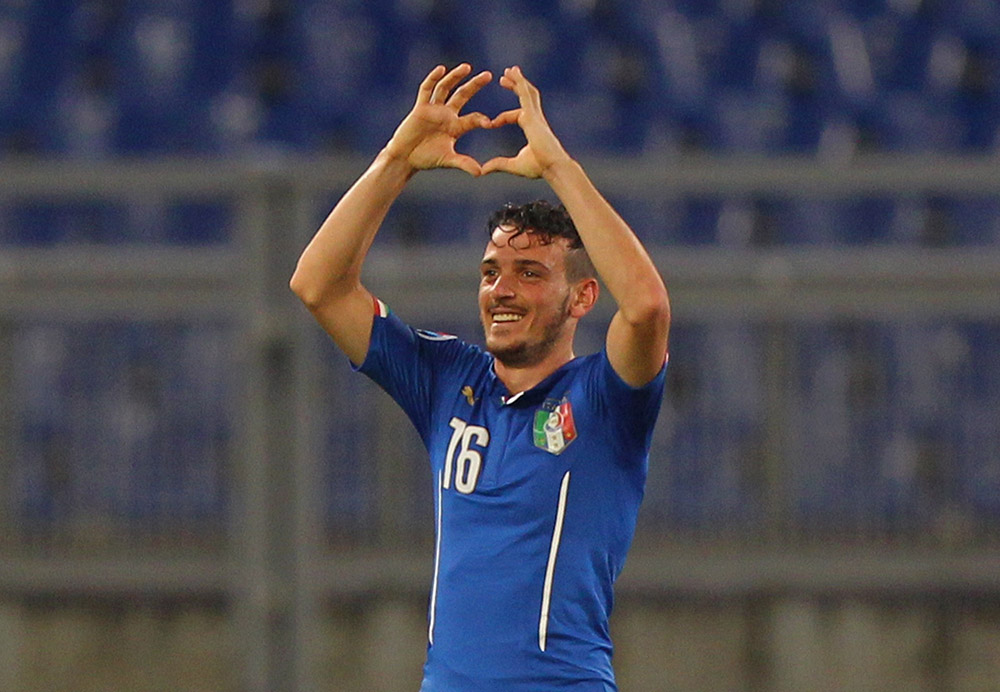 ROME, ITALY - OCTOBER 13: Alessanrdo Florenzi of Italy celebrates after scoring the team's first goal during the UEFA EURO 2016 Group H Qualifier match between Italy and Norway at Stadio Olimpico on October 13, 2015 in Rome, Italy. (Photo by Paolo Bruno/Getty Images)