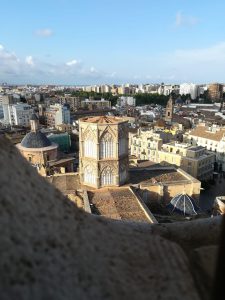 foto panoramica dall'alto del Micalet, un enorme campanile che sovrasta la Cattedrale di Valencia