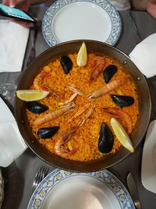 foto di una paella di pesce con gamberi rossi e cozze a Valencia