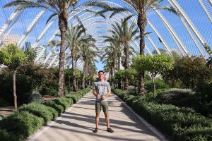 Il volontario Eric Sebastianutti in posa sotto l'Umbracle, il giardino-terrazzo del complesso della Città della Scienza di Valencia
